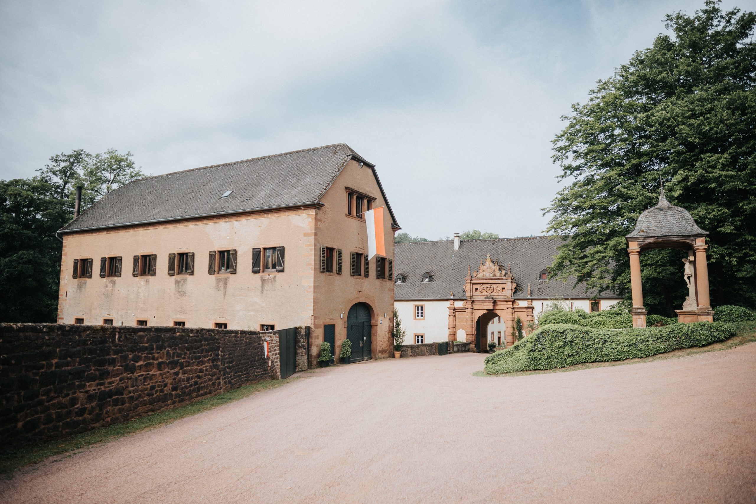 Das Bild zeigt die Einfahrt zu Schloss Föhren