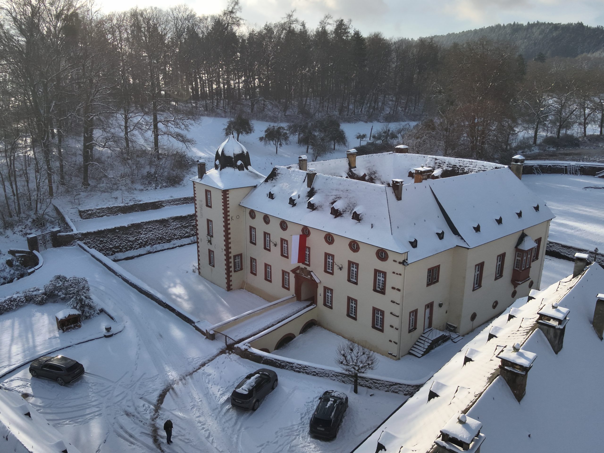 Das Bild zeigt den vom Schnee bedeckten Hof von Schloss Föhren