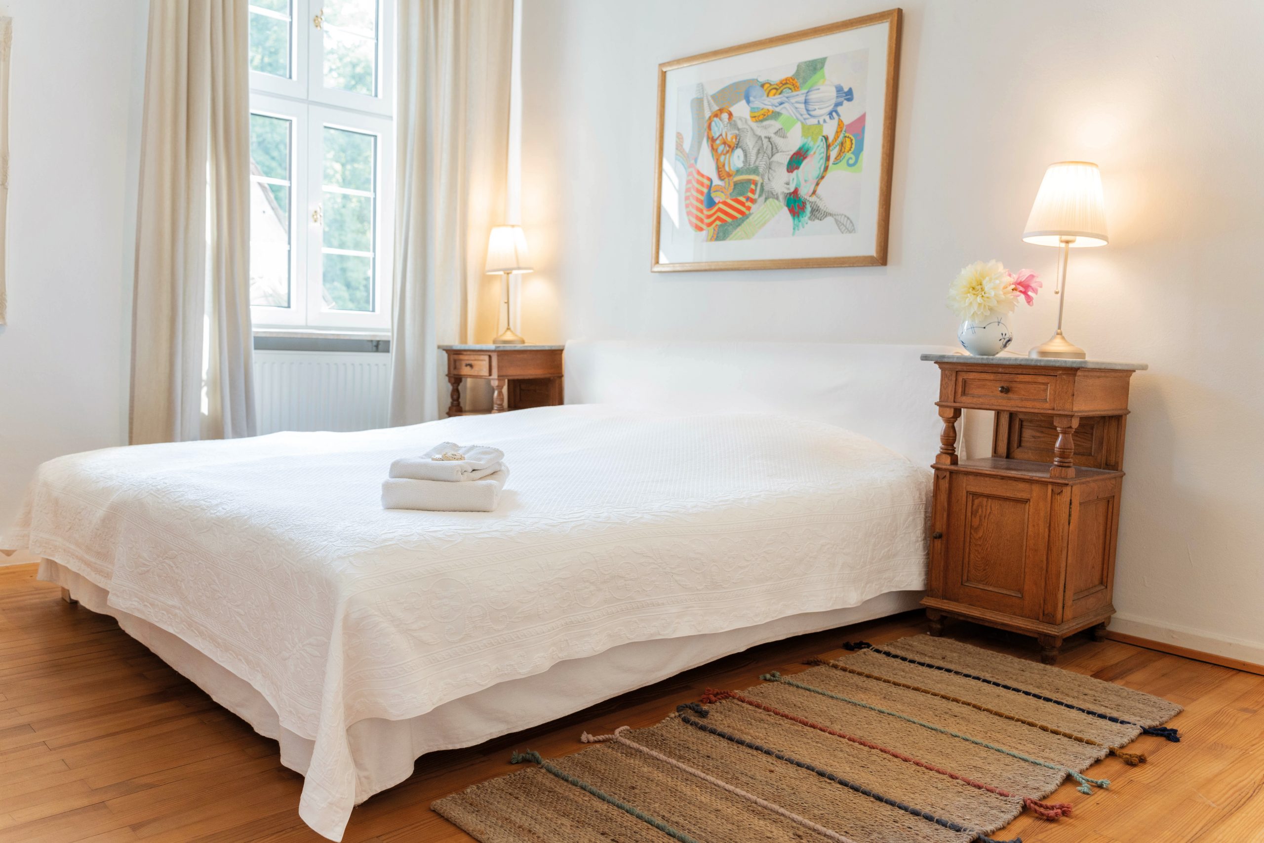 Das Bild zeigt das Schlafzimmer der Ferienwohnung auf Schloss Föhren