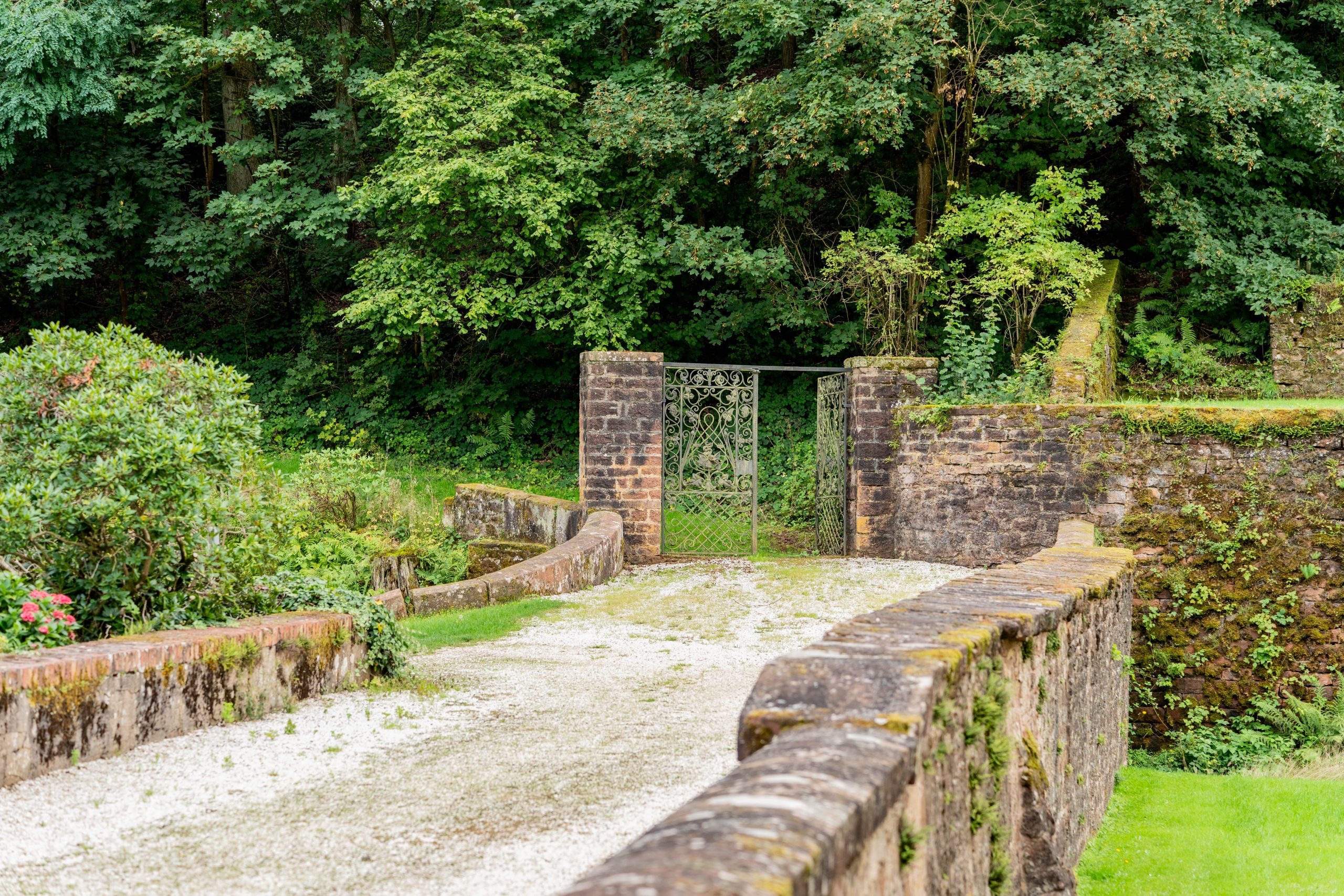 Das Bild zeigt ein Tor, welches vom Gelände von Schloss Föhren zum Meulenwald führt.