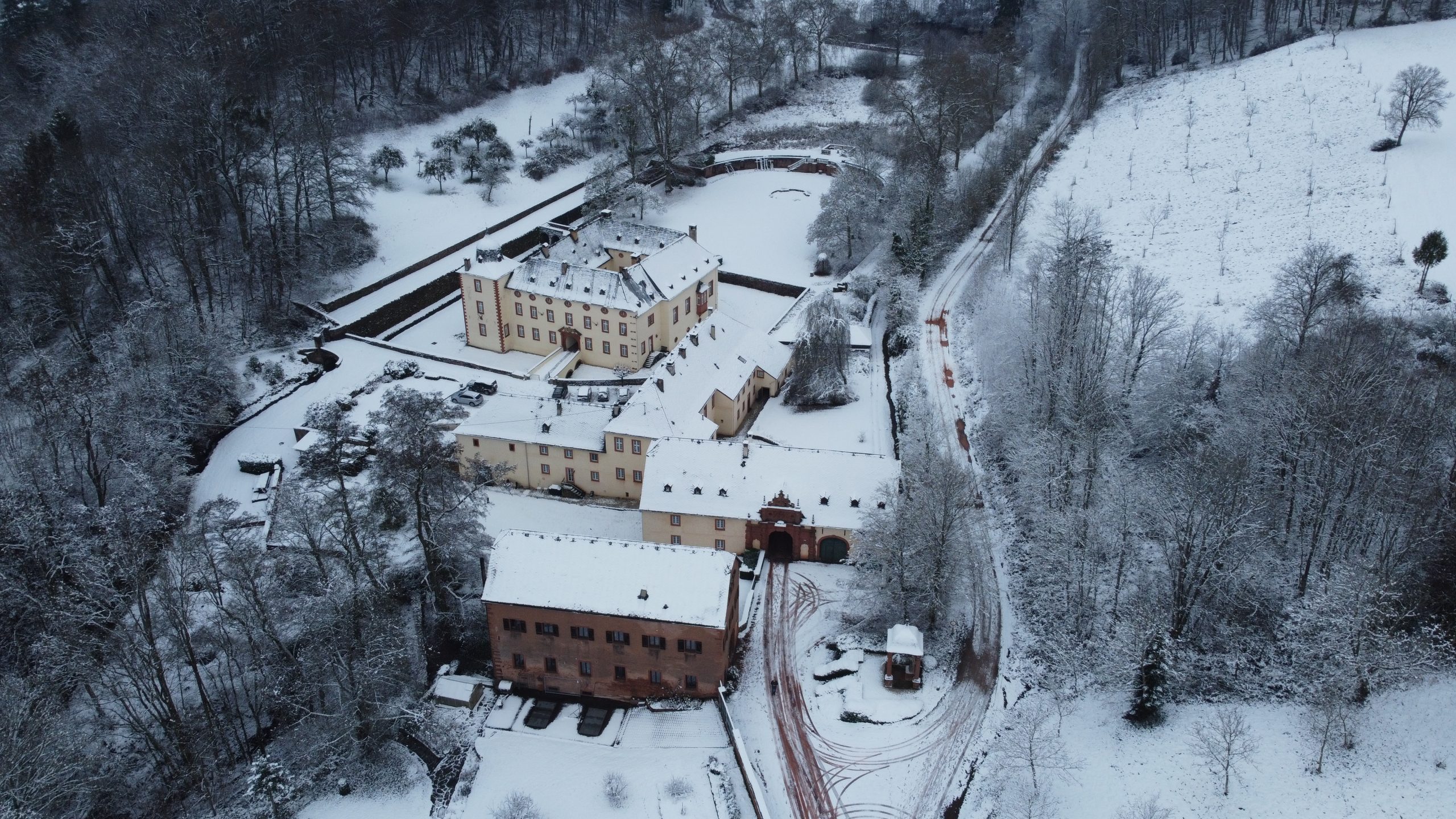 Das Bild zeigt den Hof von Schloss Föhren im Schnee.