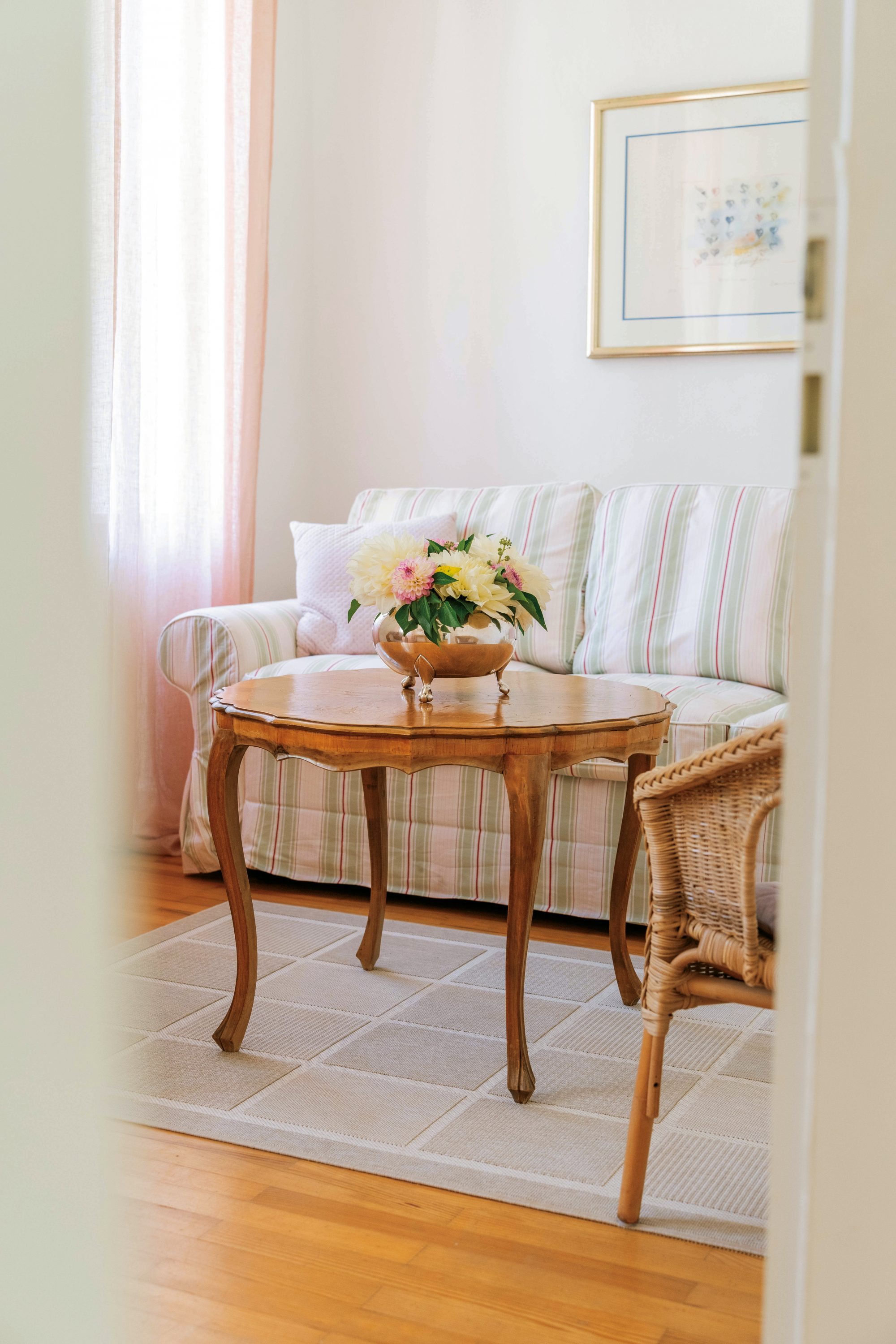 Das BIld zeigt das Wohnzimmer der Ferienwohnung auf Schloss Föhren durch den Türrahmen fotografiert.